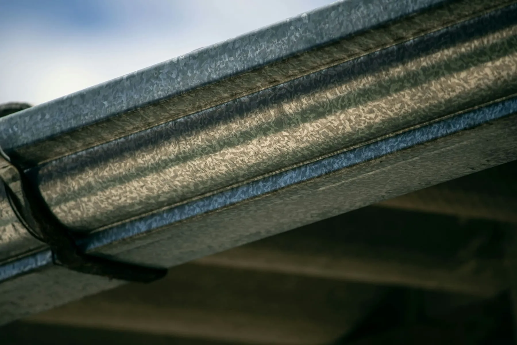 Gouttière en zinc fixée en bas de toiture