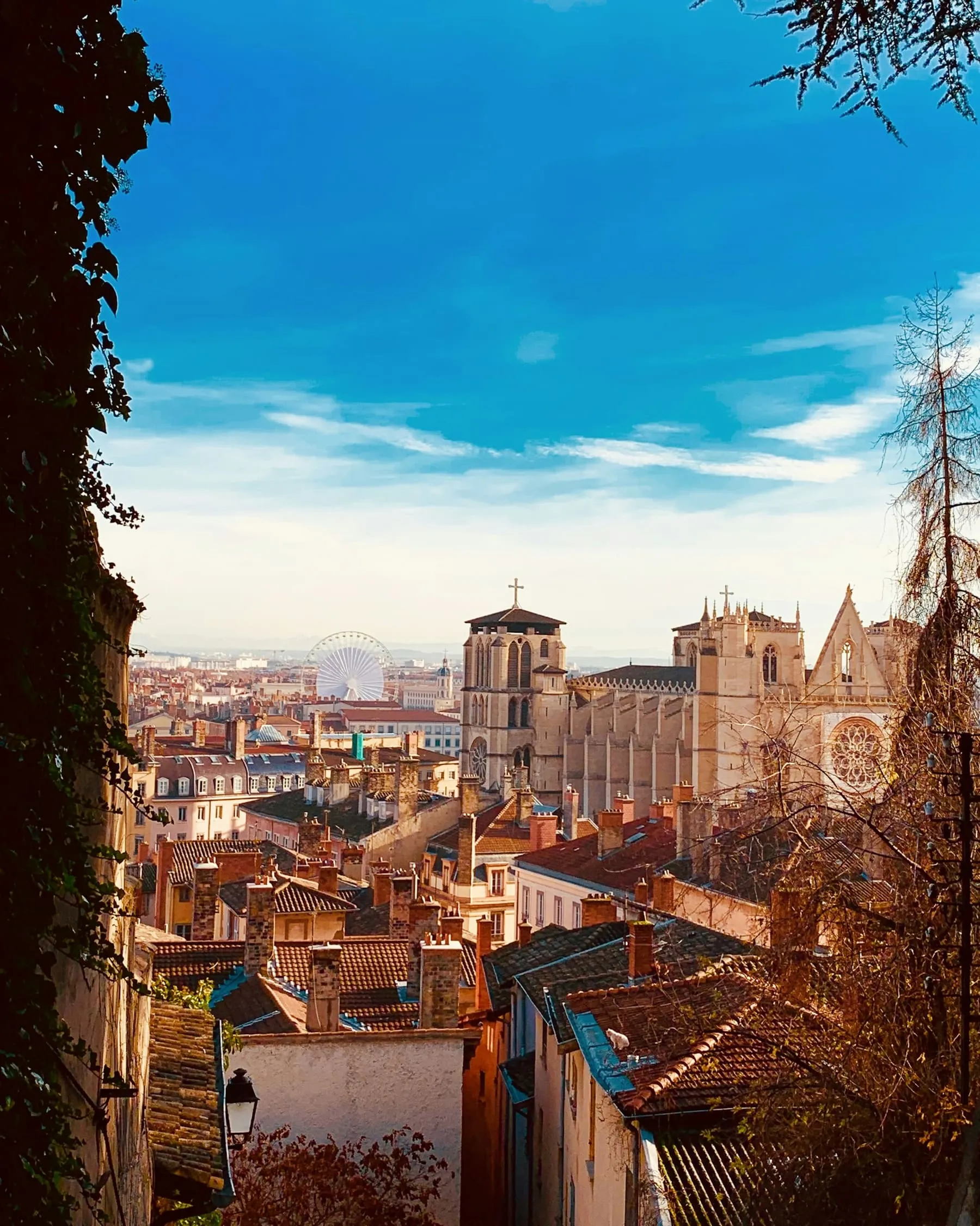 Les toits de tuiles du Vieux-Lyon et la cathédrale Saint-Jean