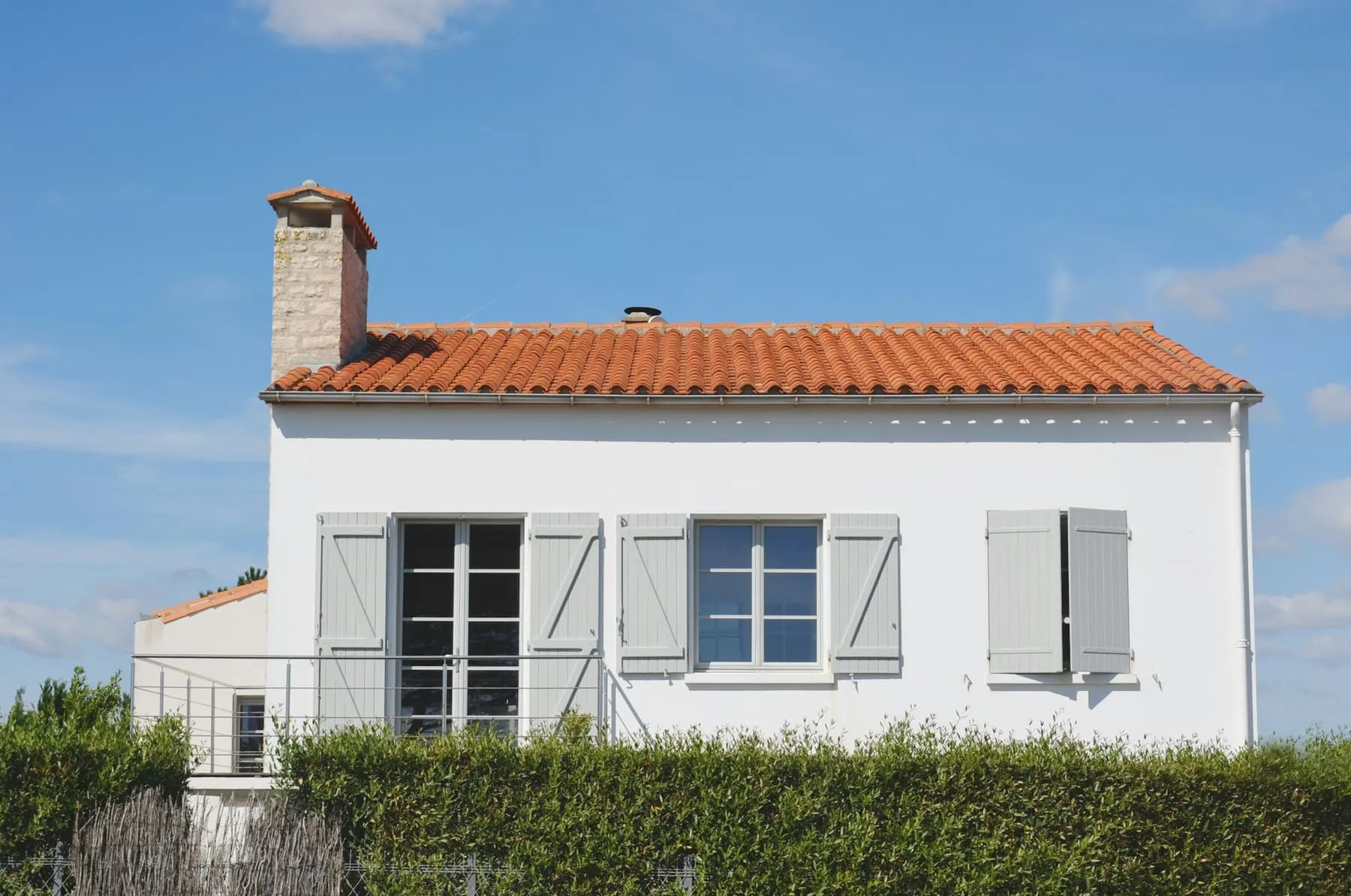 Maison blanche avec toiture neuve en tuiles