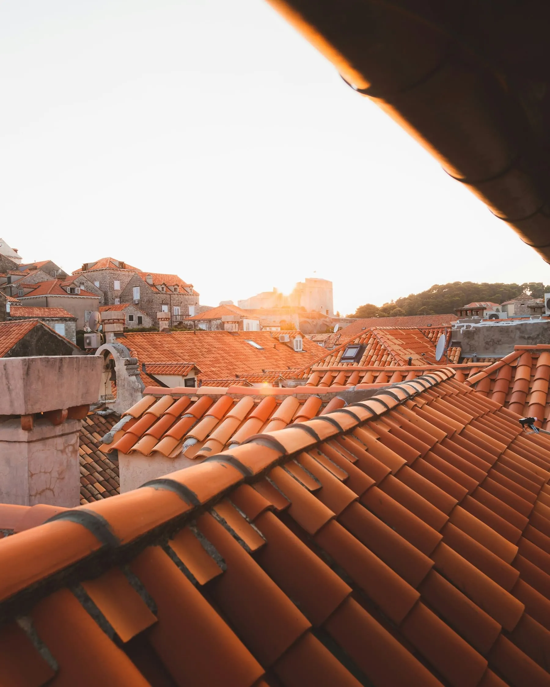 Toits en tuiles au coucher du soleil
